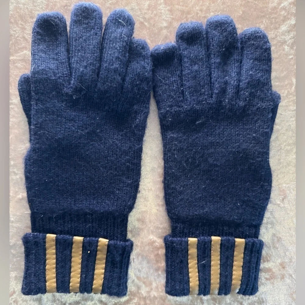 Vintage navy winter gloves